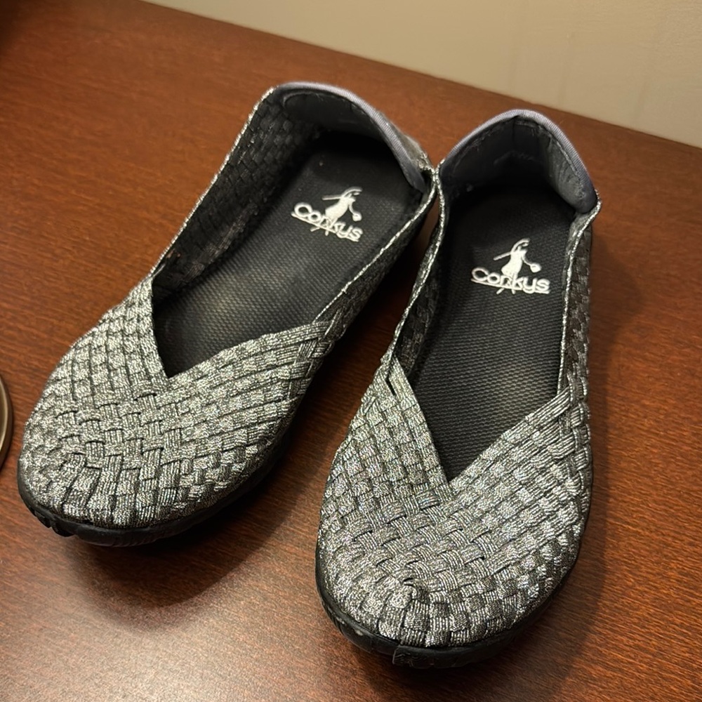 Beautiful woven flats size 7 worn once! Super comphy